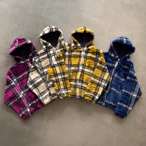 Veste à capuche pour femmes en motif à carreaux modernes avec poches zippées sur les côtés Chic & Stil