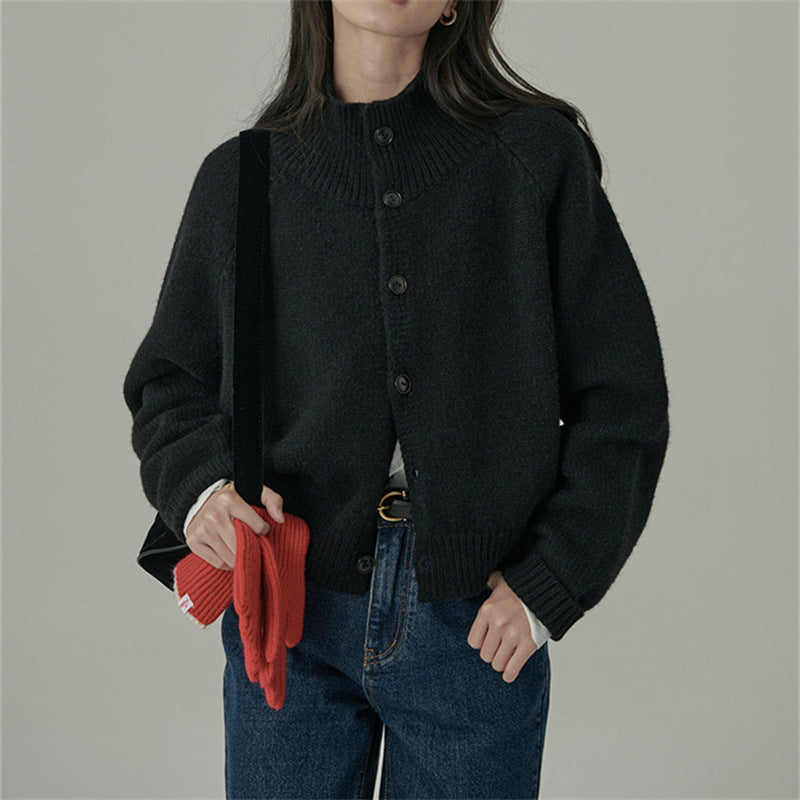 Cardigan pour femmes avec col haut et grands boutons en bois Chic & Stil