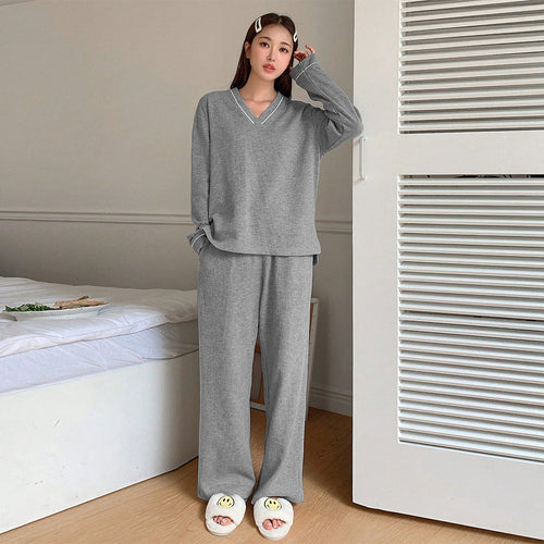 Costume de détente pour femmes avec décolleté en V et coupe ample Chic & Stil