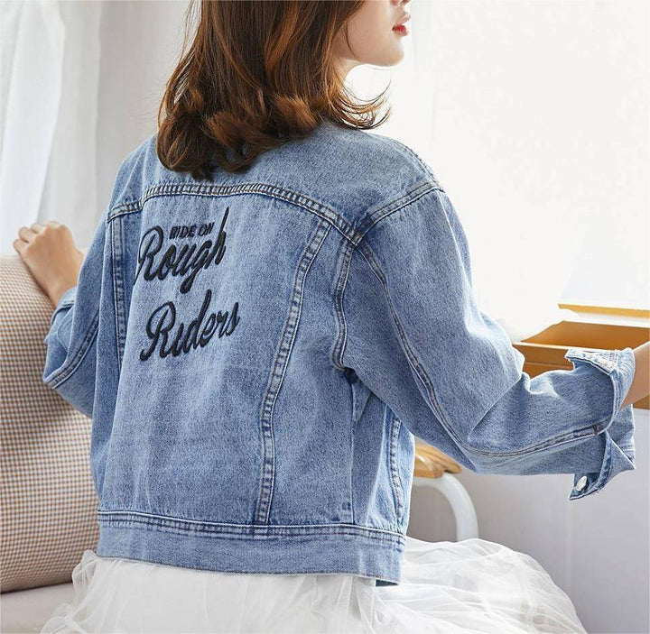 Veste en denim pour femmes avec broderies élaborées de la lettre Chic & Stil