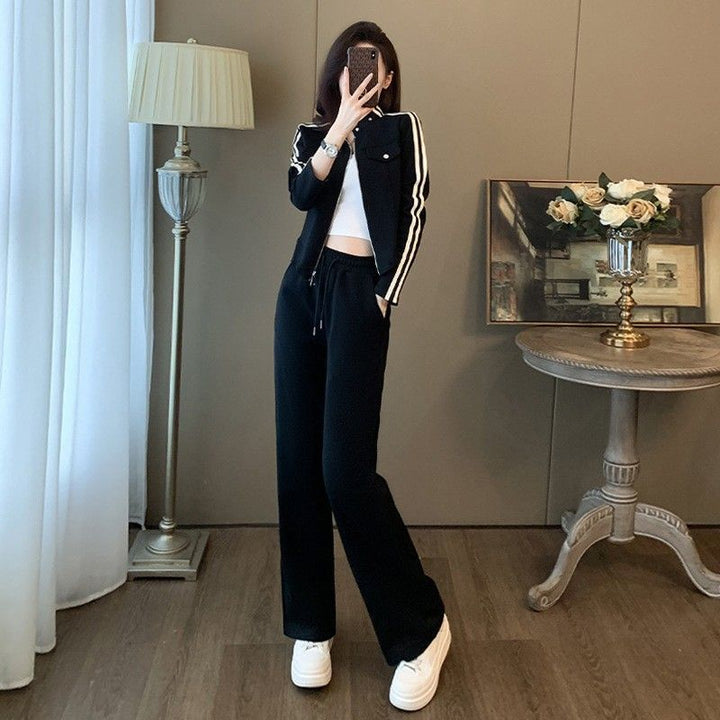 Women's sporty leisure suit set with fashionable zipper and wide-cut trousers Chic & Stil