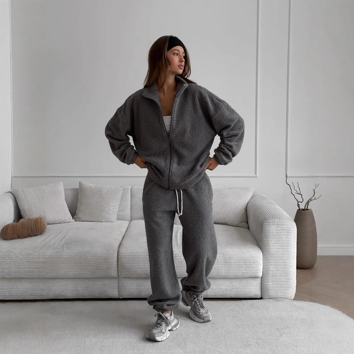 Women Robust fleece jogging set with high collar and practical pockets Lune London