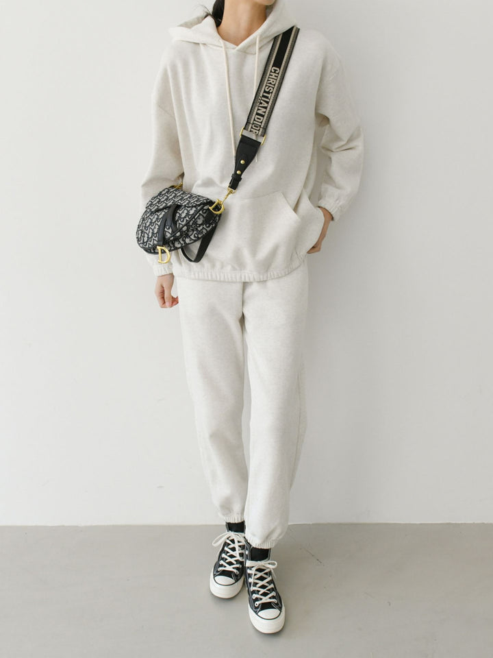 Women's casual hoodie and jogger set made of soft cotton blend with practical kangaroo pocket Chic & Stil