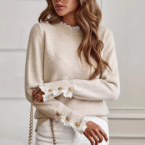 Pull fin pour femmes avec des manches en dentelle décoratives et des détails de bouton élégants Chic & Stil