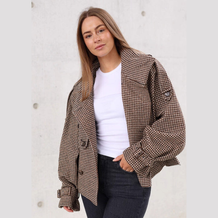 Women's short jacket in houndstooth pattern with double-breasted button placket, high stand-up collar, and balloon sleeves Amarae