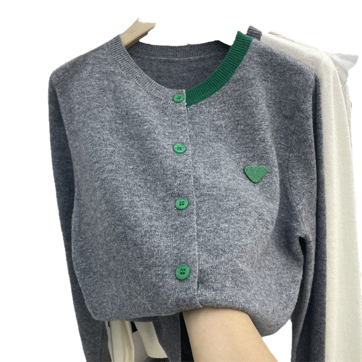 Cardigan pour femmes avec des détails contrastés et une élégante applique en forme de cœur Chic & Stil