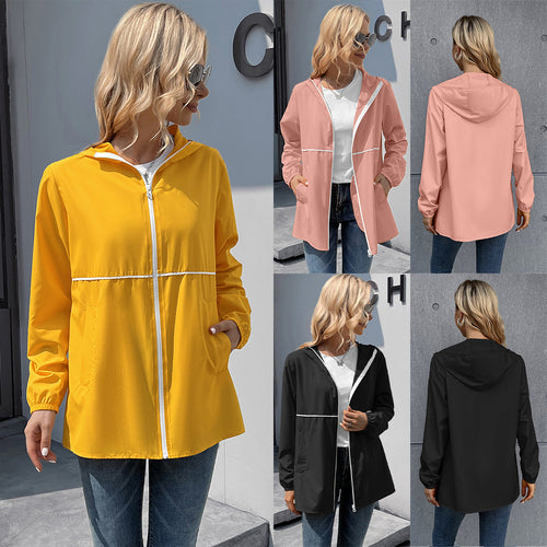 Veste de pluie légère pour femmes avec capuche pratique et poches latérales Amarae