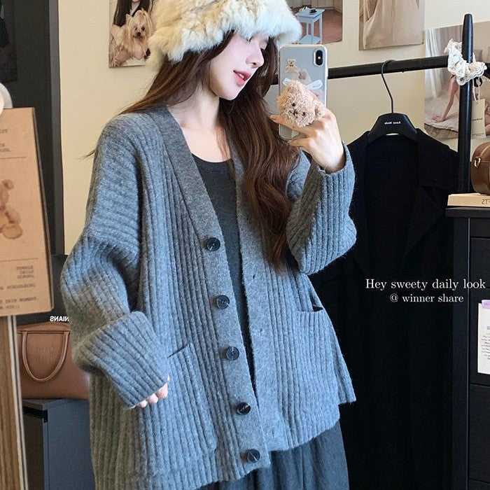 Cardigan tricot confortable pour femmes avec détails de boutons et poches Chic & Stil