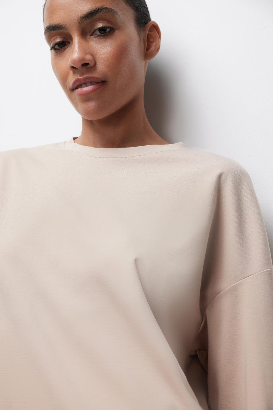 Casual jersey T-shirt for women with wide sleeves and a round neckline Lune London