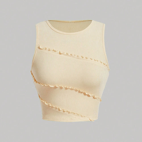 Chic & Stil women's crop top with ruffled details and a trendy design