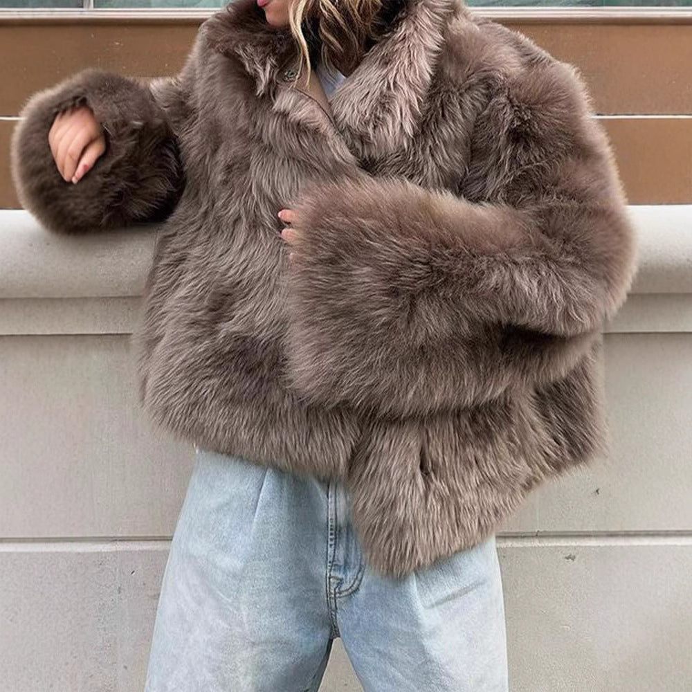 Trendy short women's jacket in high-quality faux fur with a stylish collar Lune London