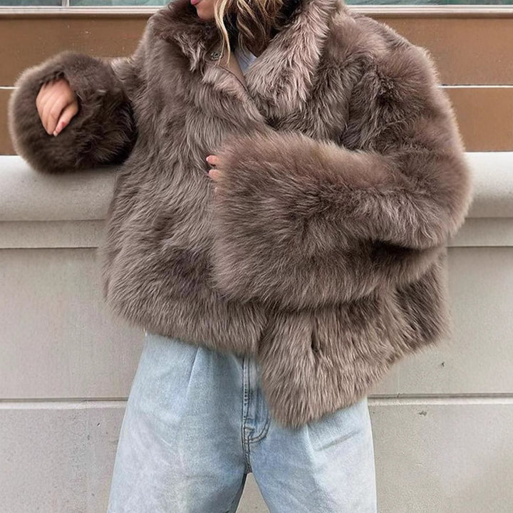 Trendy short women's jacket in high-quality faux fur with a stylish collar Lune London