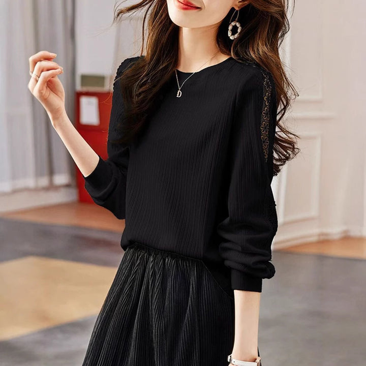 Pull en tricot élégant pour femme avec des détails en fine côtes et des inserts décoratifs Chic & Stil