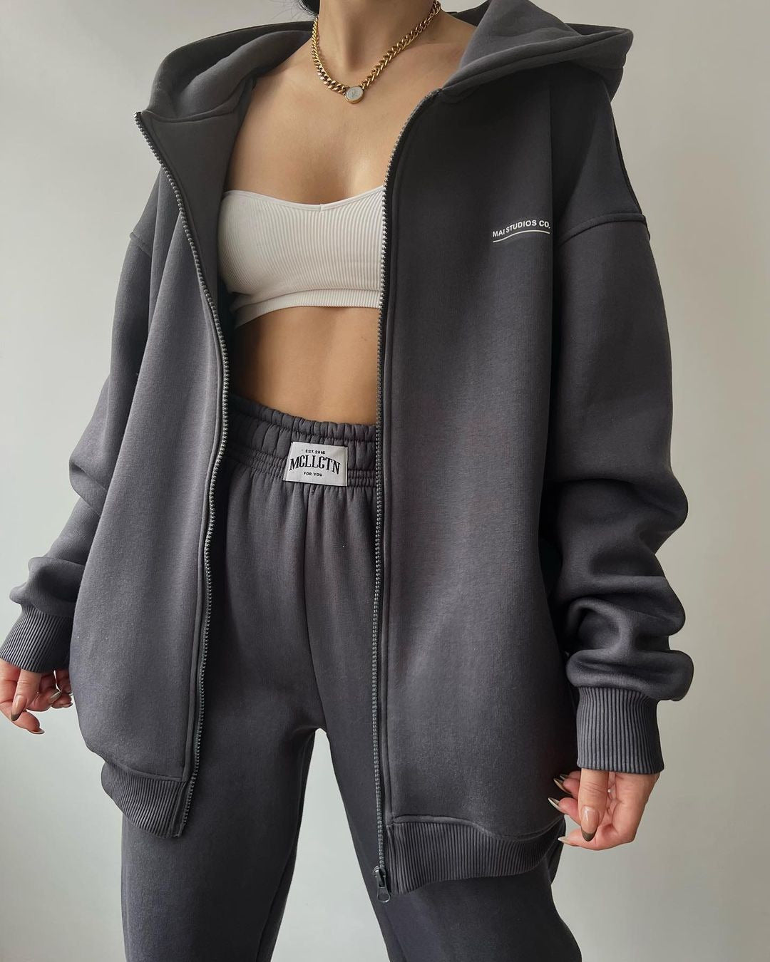 Casual and comfortable women's hoodie set with zipper and chic jogging pants