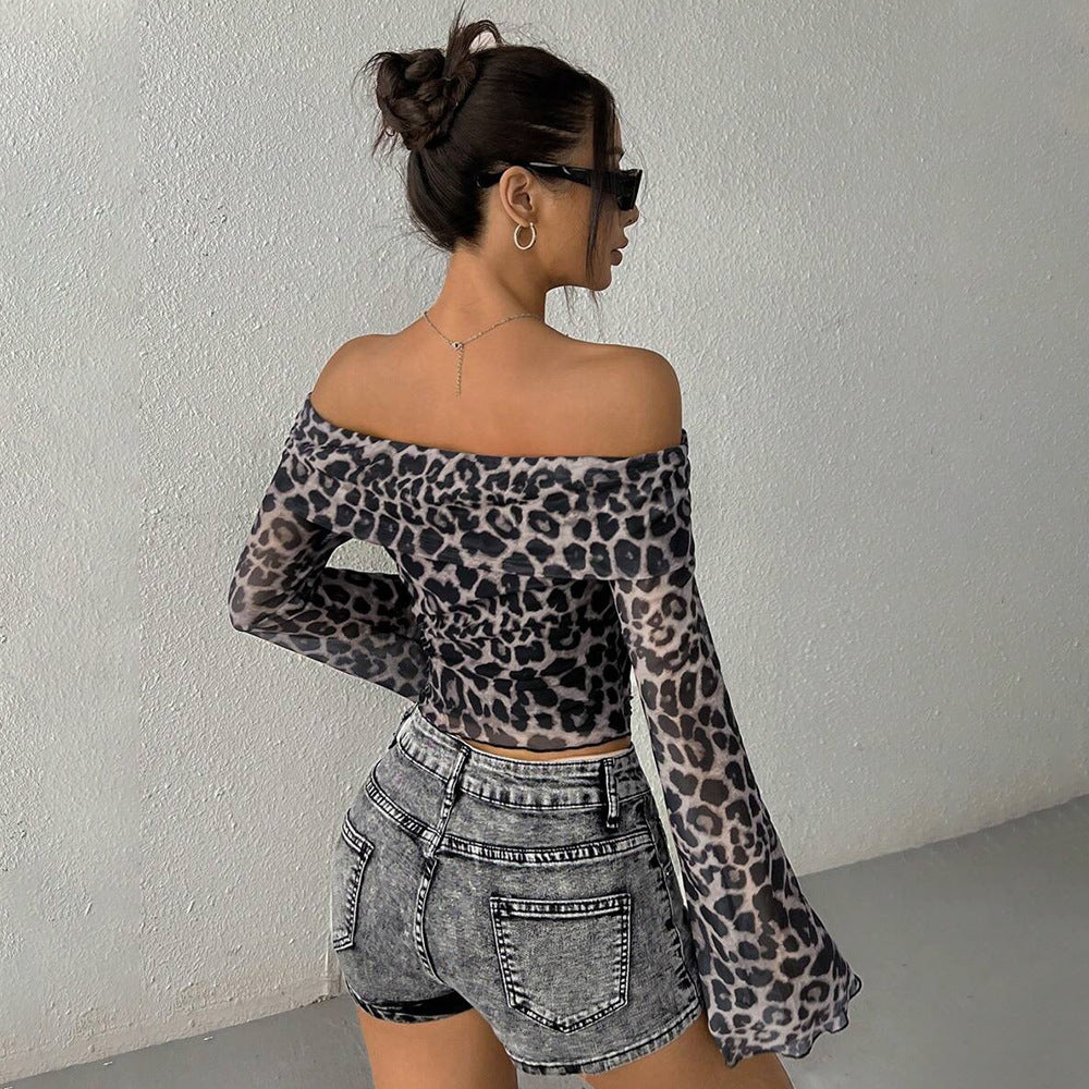 Haut à épaules dénudées pour femmes avec des manches évasées et imprimé léopard Chic & Stil