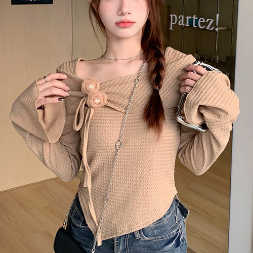 Women's figure-hugging top with removable floral details Amarae