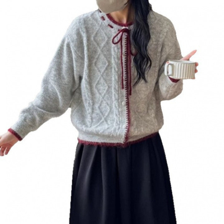 Cardigan confortable pour femmes avec tricot en câble décoratif et cordon de serrage Chic & Stil