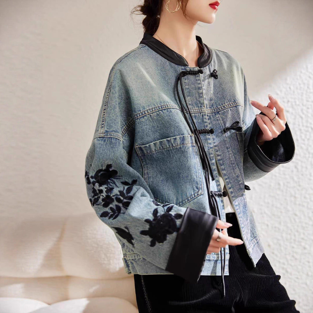Veste en denim tendance pour femmes avec broderie florale et poignets élégants