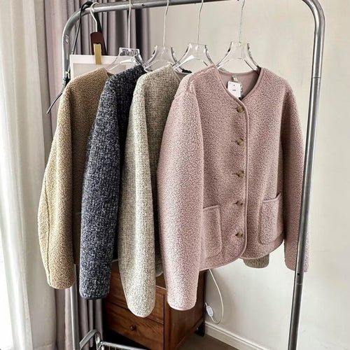 Cardigan à la mode pour femmes avec détails de boutons et poches pratiques Chic & Stil
