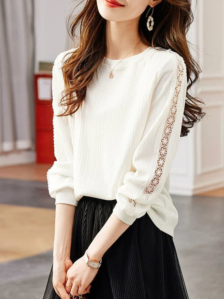 Pull en tricot élégant pour femme avec des détails en fine côtes et des inserts décoratifs Chic & Stil