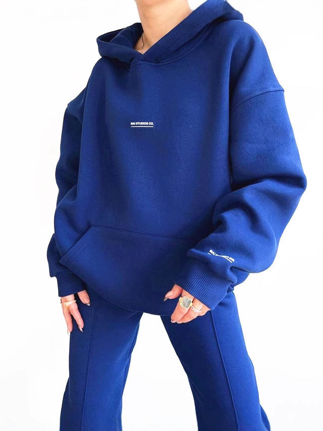 Ladies oversized comfortable sweatshirt with kangaroo pockets and modern inscription Lune London