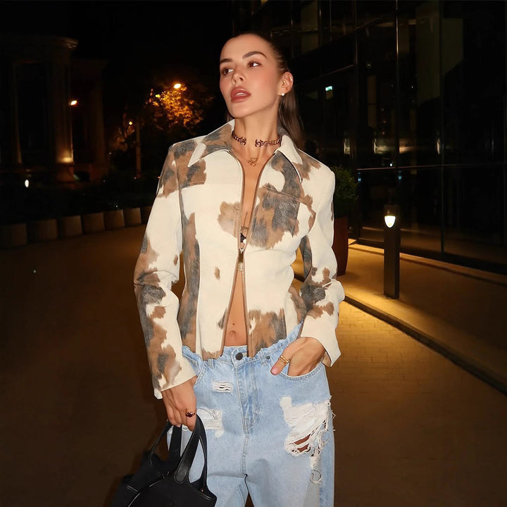 Women's short jacket in cropped cut with cow print, zipper and shirt collar Amarae