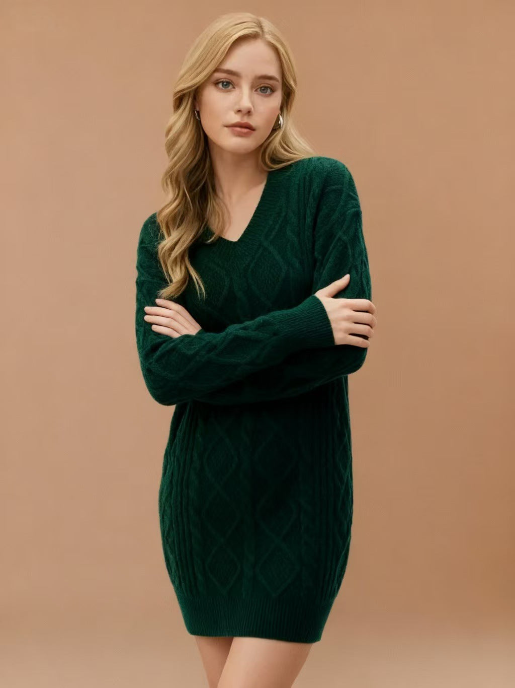 Robe tricotée pour femmes avec décolleté en V profond et design structuré Chic & Stil
