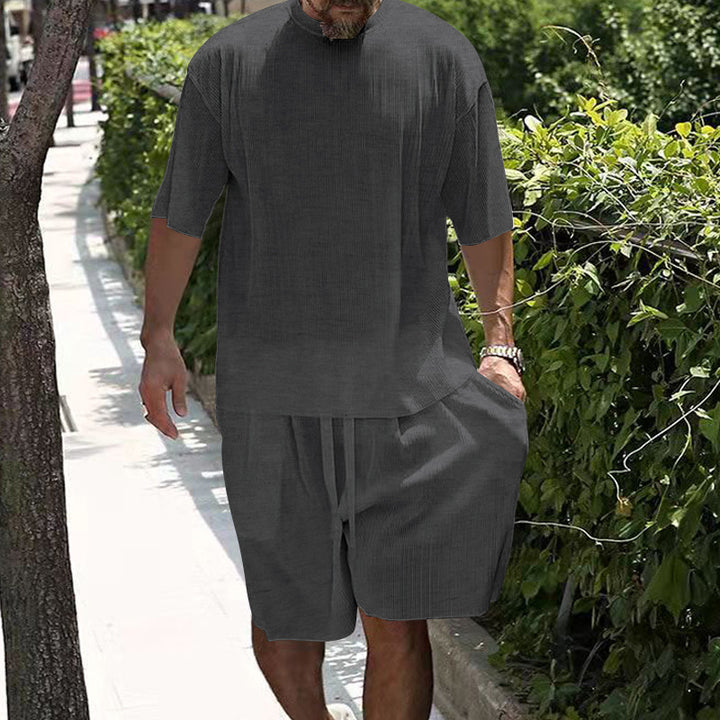 Casual sports set for men with a loose fit and short sleeves Lune London