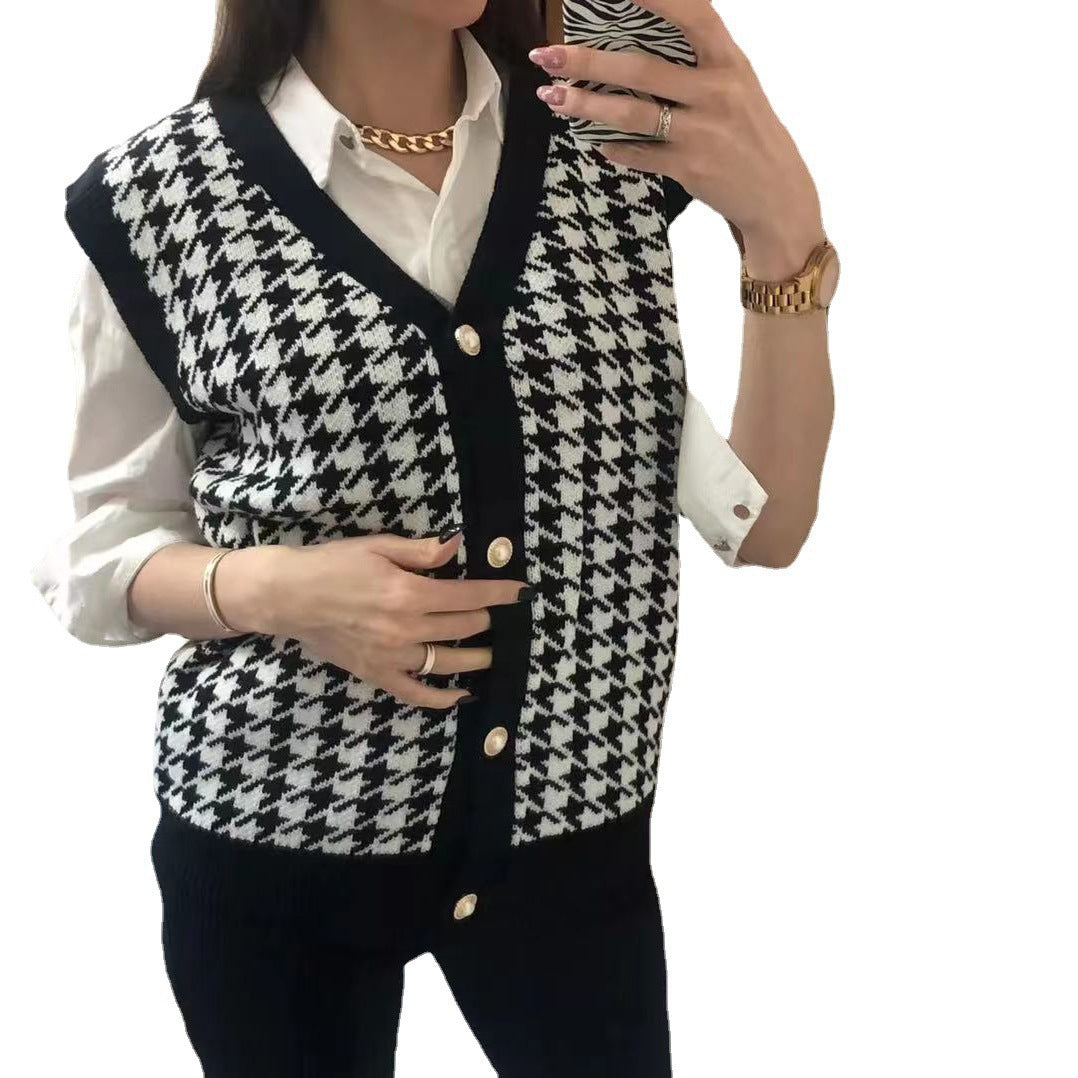 Sleeveless knit vest for women with a classic plaid pattern and decorative buttons Lune London