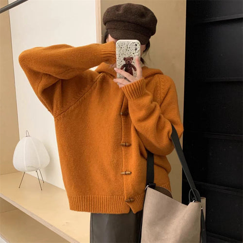 Cardigan en tricot épais pour femmes avec capuche pratique et boutons en bois décoratifs Chic & Stil