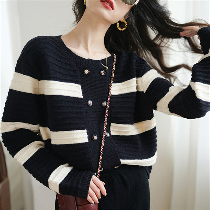 Cardigan pour femmes avec boutons décoratifs et motif rayé Chic & Stil