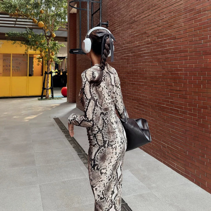 Women's figure-hugging maxi dress made of stretch jersey with snake print and round neckline Amarae