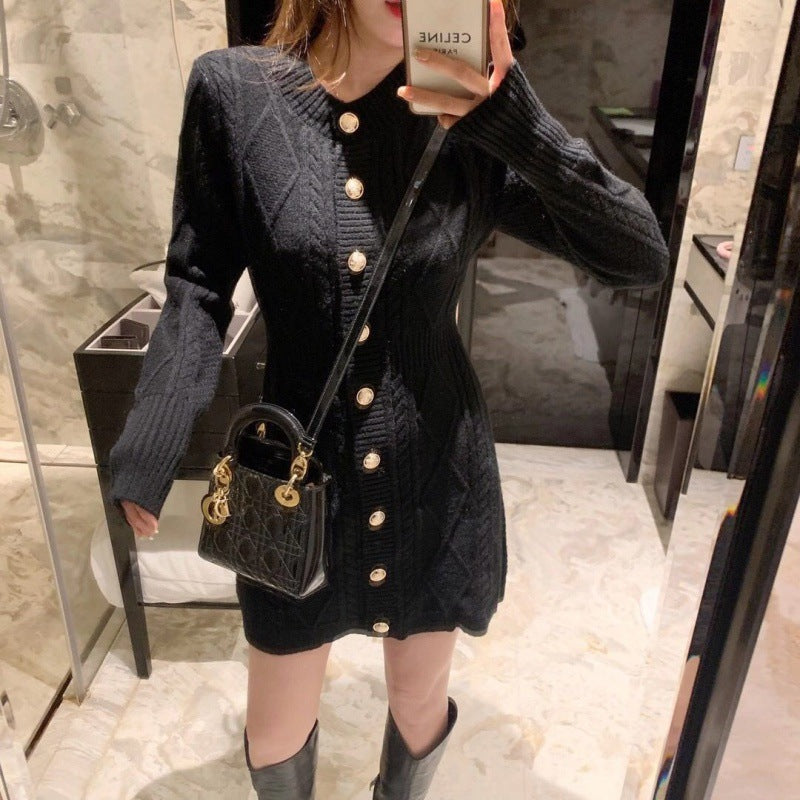 Robe en tricot pour femmes avec un élégant motif en câble et des boutons décoratifs Chic & Stil