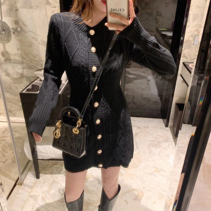 Robe en tricot pour femmes avec un élégant motif en câble et des boutons décoratifs Chic & Stil