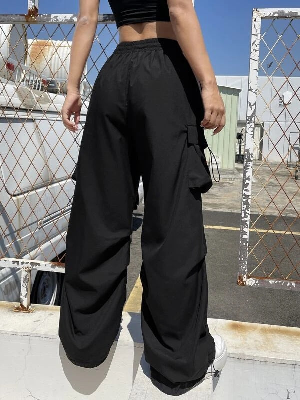 Women's cargo pants with extra-large cut and practical pockets