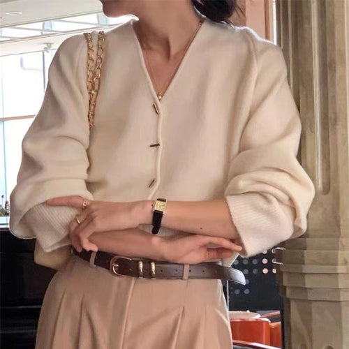 Cardigan pour femmes avec un deep V-neck et des boutons élégants Chic & Stil