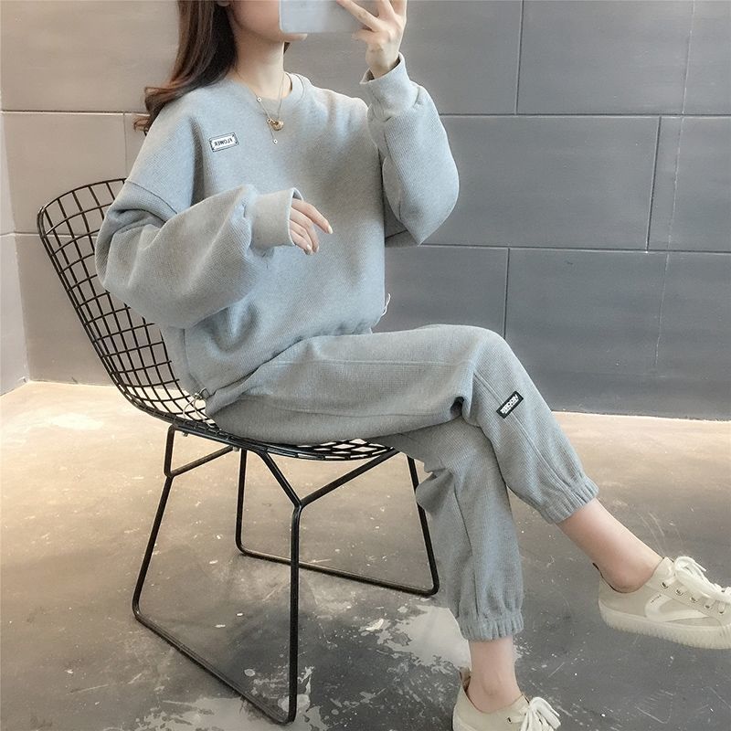 Ladies sporty leisure set with casual cut and practical side pockets Chic & Stil