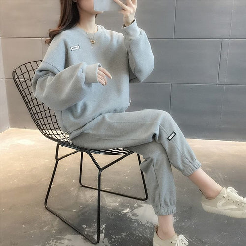 Ladies sporty leisure set with casual cut and practical side pockets Chic & Stil