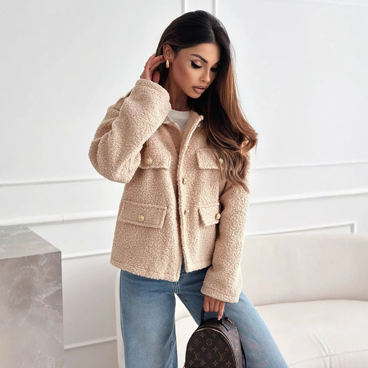 Femme confortable veste en teddy avec des boutons dorés et poches Chic & Stil