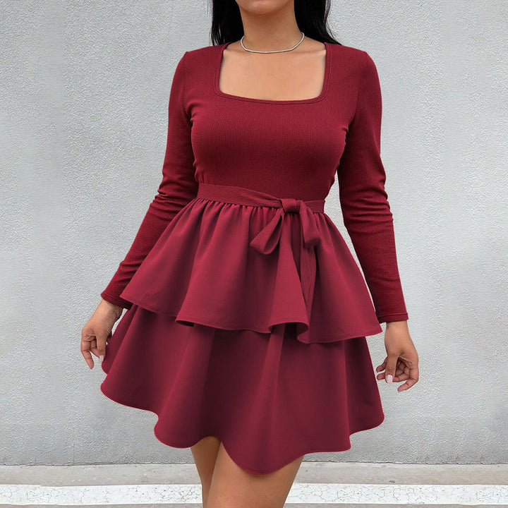 Robe mini femme avec encolure carrée et ceinture à volants Chic & Stil