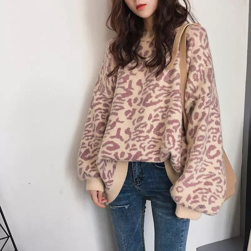 Oversized knit sweater for women with leopard pattern and soft material Lune London
