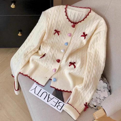 Cardigan en tricot épais pour femmes avec des détails de boutons ludiques et des nœuds