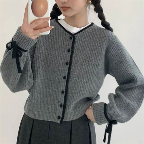 Cardigan for women with contrasting finishes at the sleeves and button placket Amarae