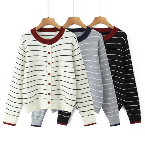 Cardigan rayé pour femmes avec encolure ronde moderne et détails de boutons Chic & Stil