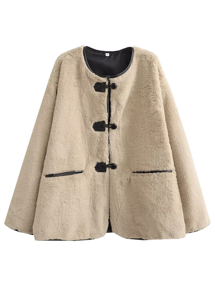 Fleece jacket for women with modern button details and side pockets.