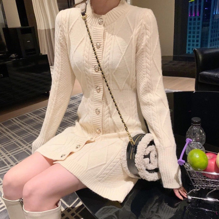Robe en tricot pour femmes avec design en câble et élégant plastron de boutons Chic & Stil