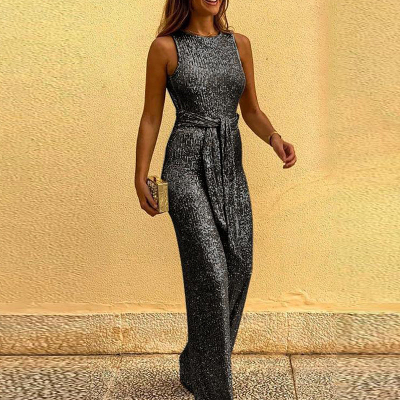 Glamorous evening dress for women with shimmering sequins and a fitted style Lune London