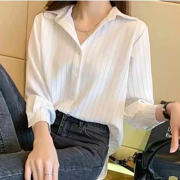 Blouse élégante pour femmes avec un motif rayé fin Chic & Stil