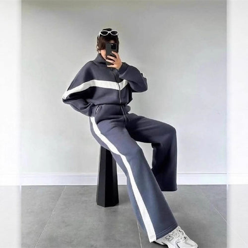 Women's sporty leisure set with trendy zipper and contrasting stripes Amarae
