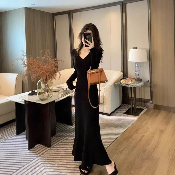Maxi knit dress for women with V-neck and fine ribbed texture Lune London